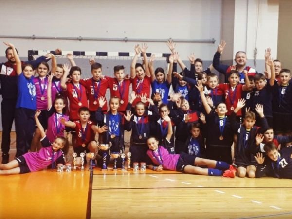 ZLATO I DVIJE BRONCE RUKOMETAŠA GOSPIĆA U ŠIBENIKU