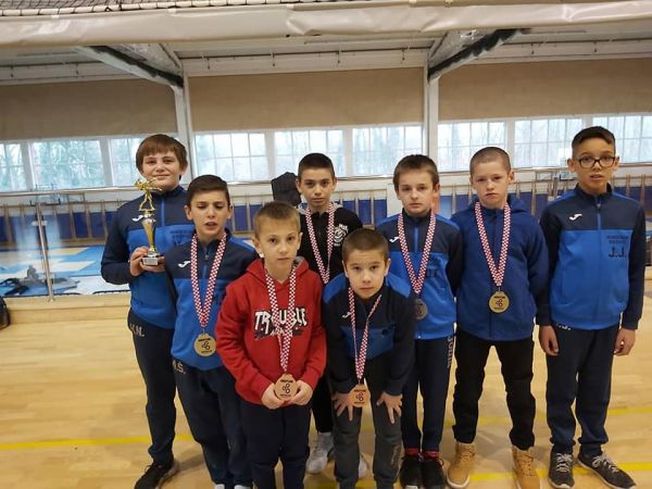 Hrvačima Gospića ekipno prvo mjestu na 1. turniru Sveti Nikola u mlađim dječacima