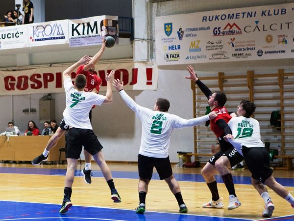 RUKOMETAŠI GOSPIĆA DERBI POBJEDOM ZADRŽALI PRVO MJESTO