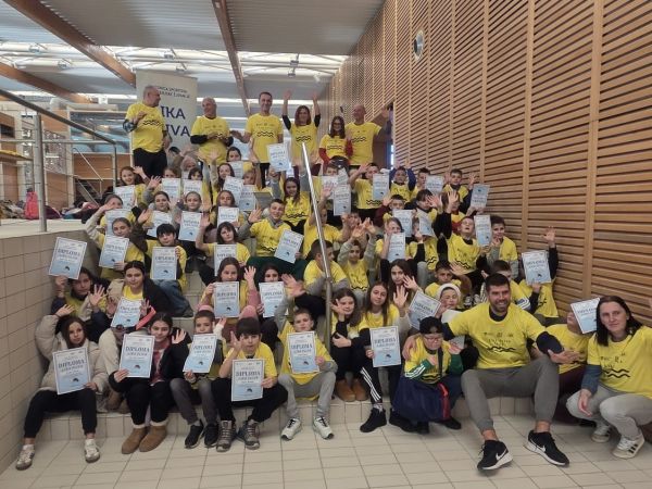 Uspješno proveden program obuke neplivača Lika pliva Uspješno proveden program obuke neplivača Lika pliva